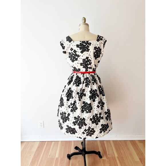 SIZE M/L 1950s Black & White Floral Dress - Cotton, Fit and Flare, Retro - Picture 4 of 8